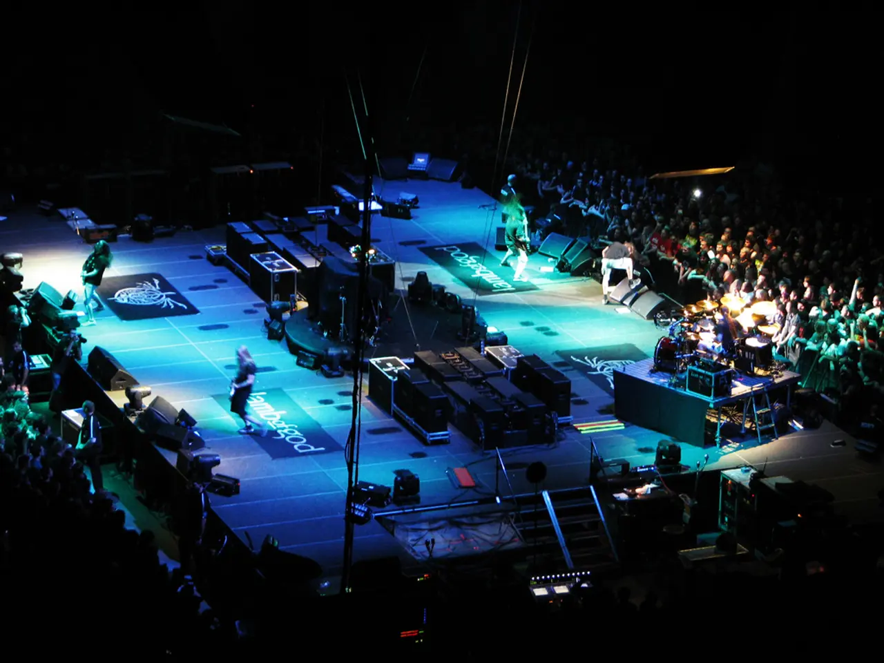 Weekend gathering on Sunday Social: Contest featuring dancers