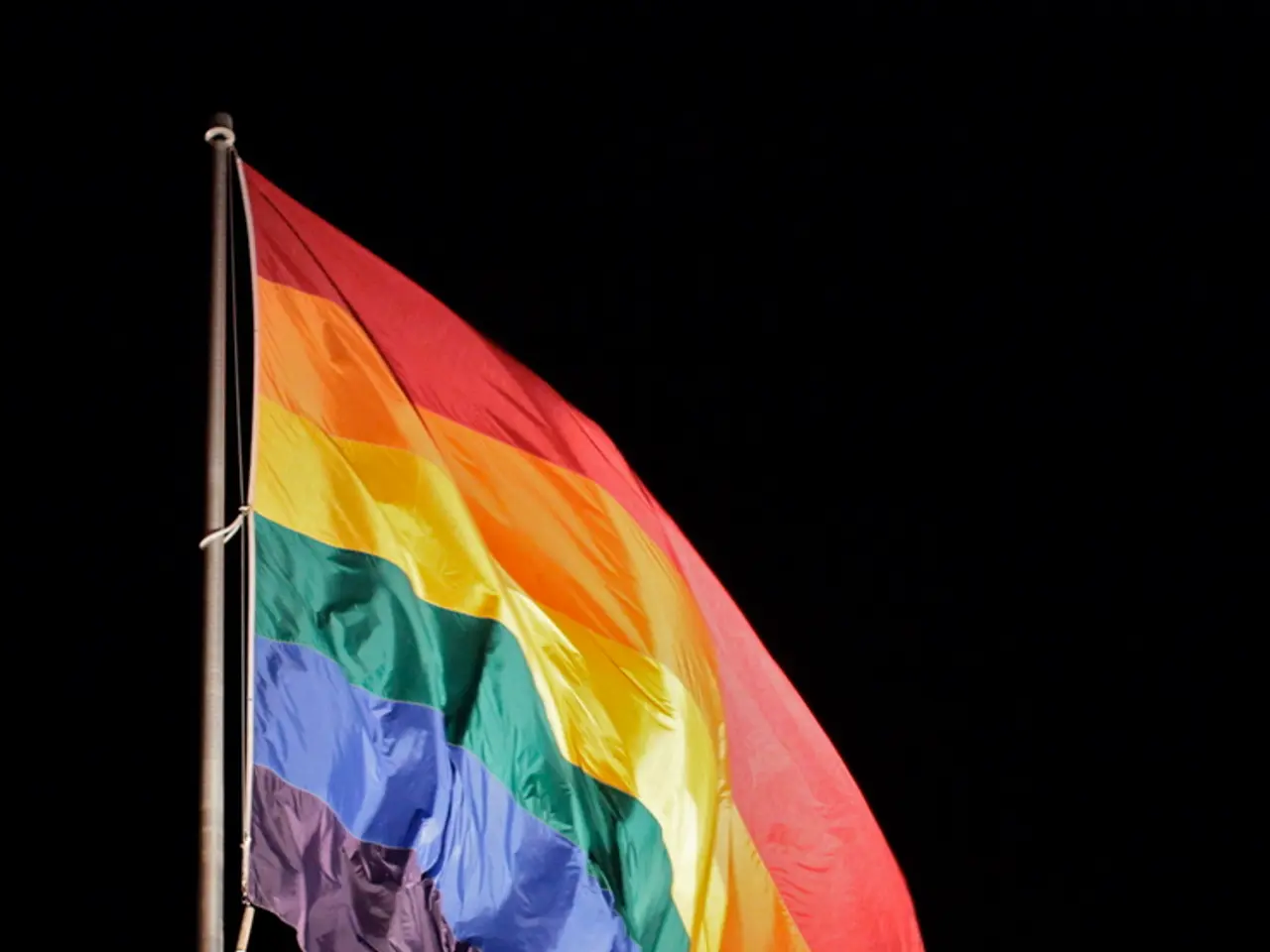 CPI(M) leaders in Kochi raise the Congress flag instead of the national flag on Independence Day