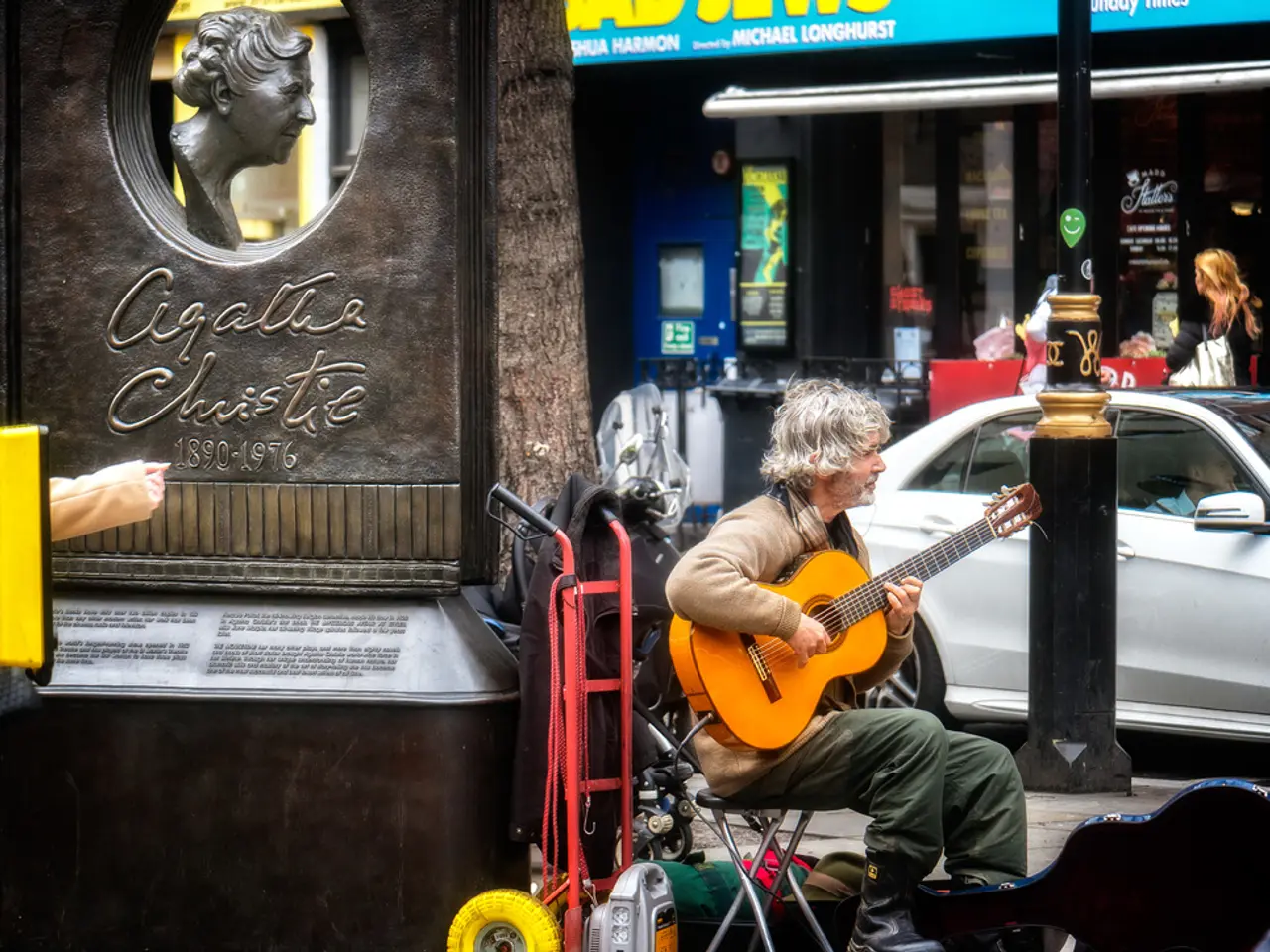 Tourism Intrusion Threatens Lisbon's Treasure, Inhabited by Capitão Resident