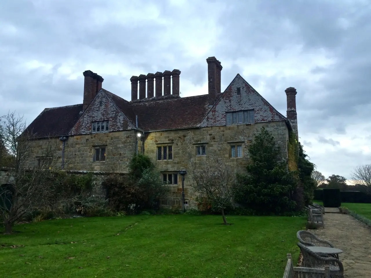 Heavy rain in Mumbai resulted in flooding at Amitabh Bachchan's Juhu bungalow, with the actor...