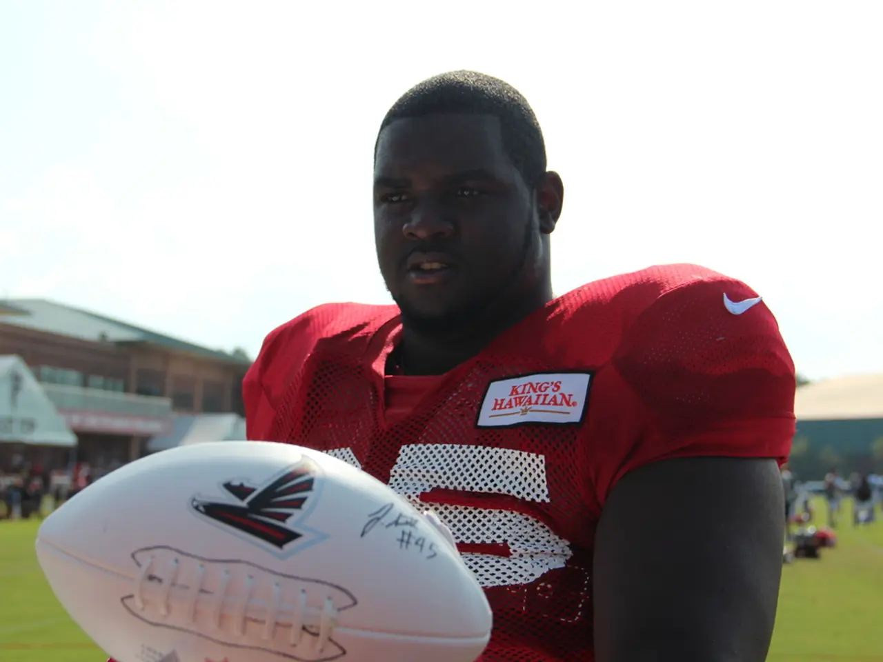 Vinicius regains starting position amidst halted contract talks, dimmed spirits displayed