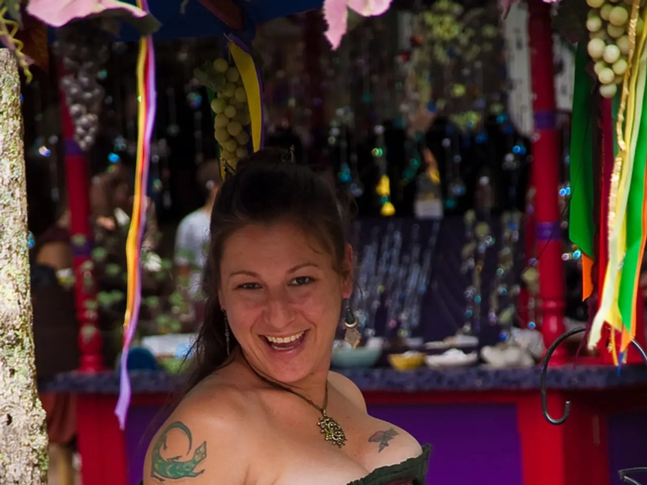 Duchess Kate Middleton Dazzles in Lover's Knot Tiara and Golden Lace Gown at U.S. State Banquet