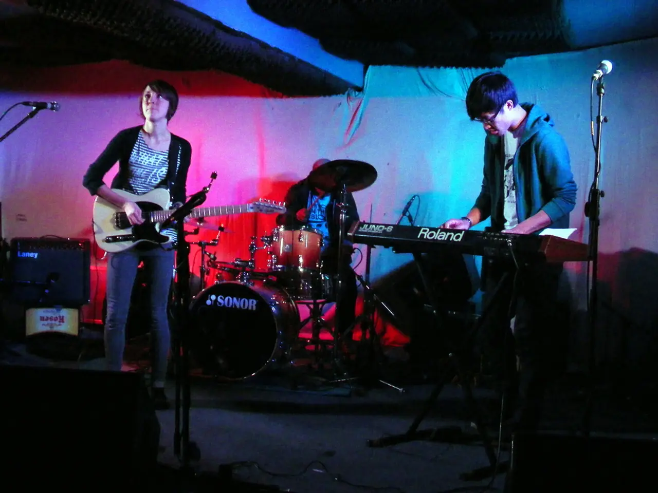 Music-filled gathering at Bobu Bar