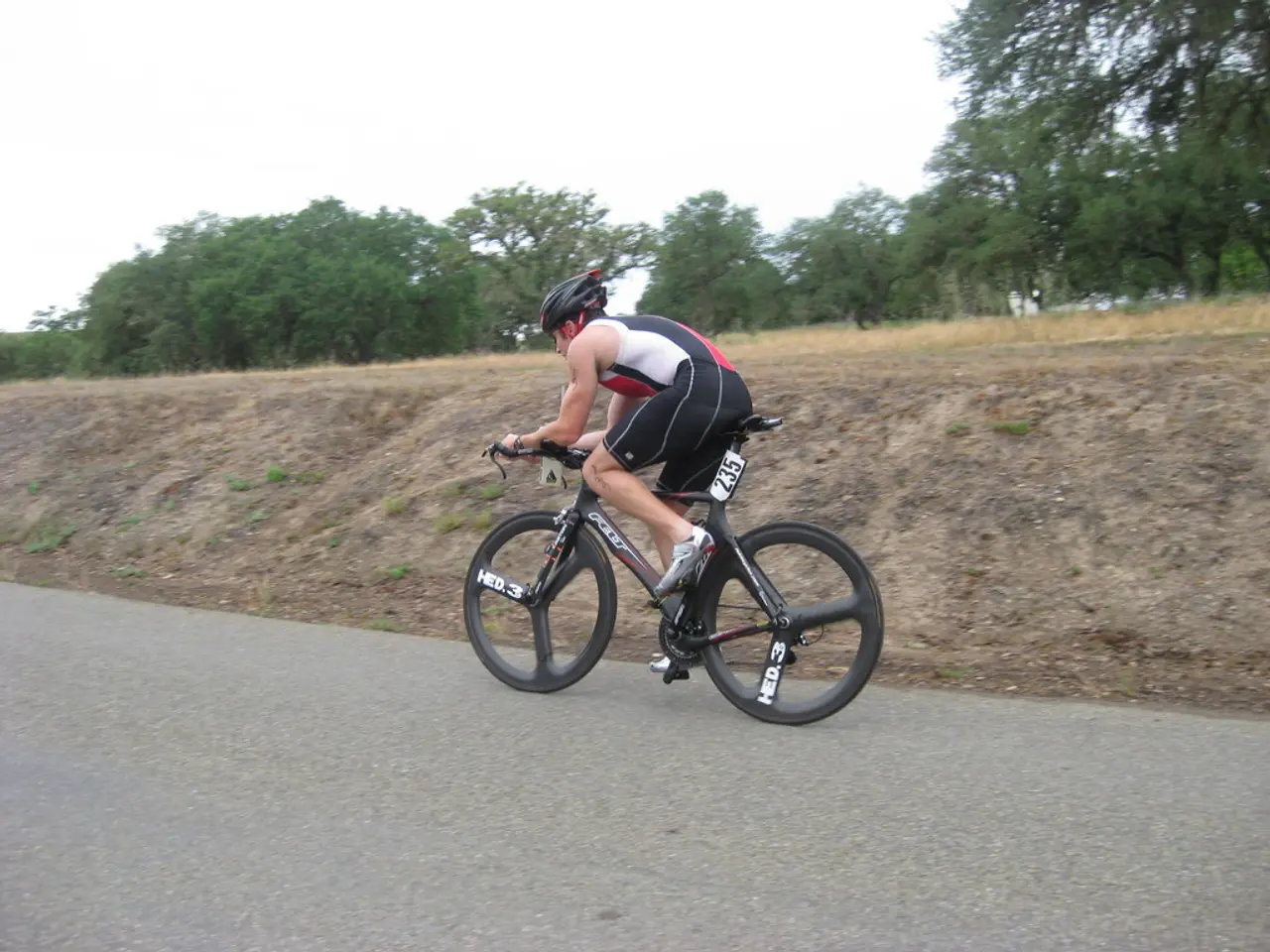 Cyclist from Poland sustains minor injuries due to being neglected on the road