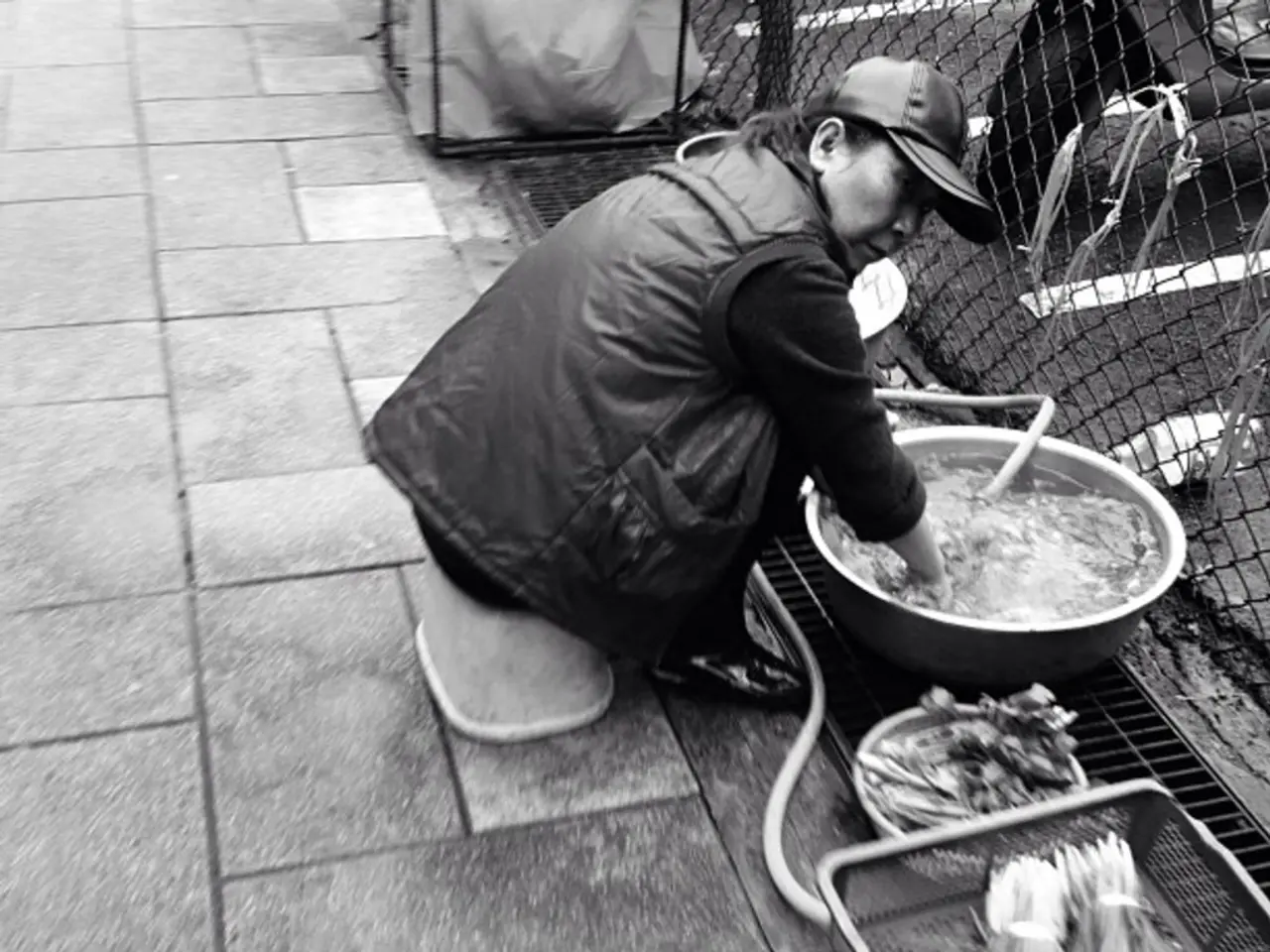 Crowd-pleasing video: Woman halts traffic on the street after receiving four golgappas instead of...