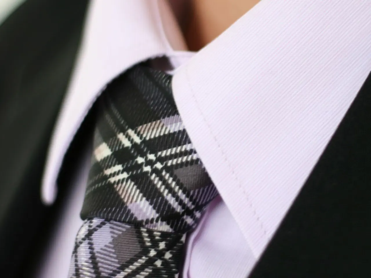 In this picture we can see a tie, black blazer and a shirt.