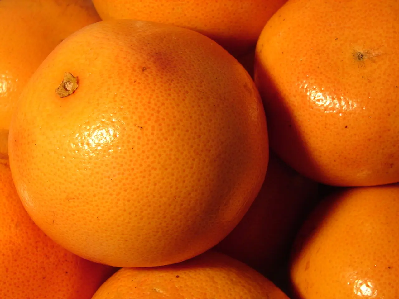 In this picture there are oranges in the center of the image.