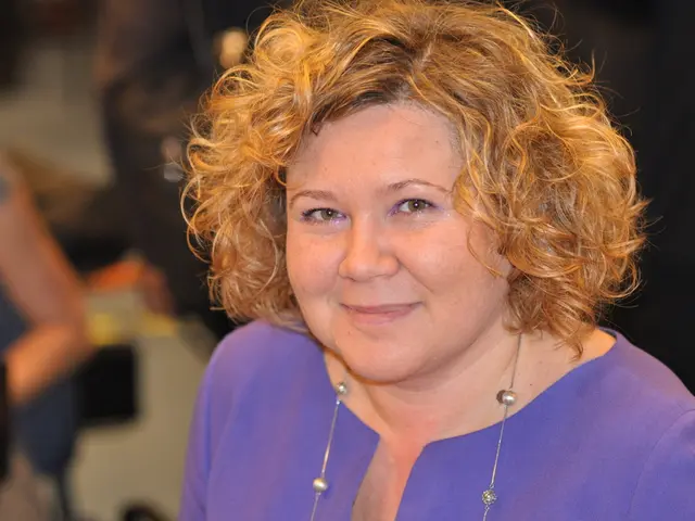 Maternity fashion mishap receives humorous resolution by Blake Lively