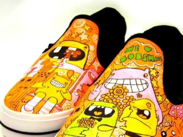 Jessica Alba sported a revitalized footwear fashion, the once-deprecated sneaker style, which...