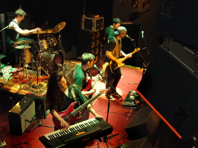 Shaquille O'Neal Performs Drum and Bass Music Mix