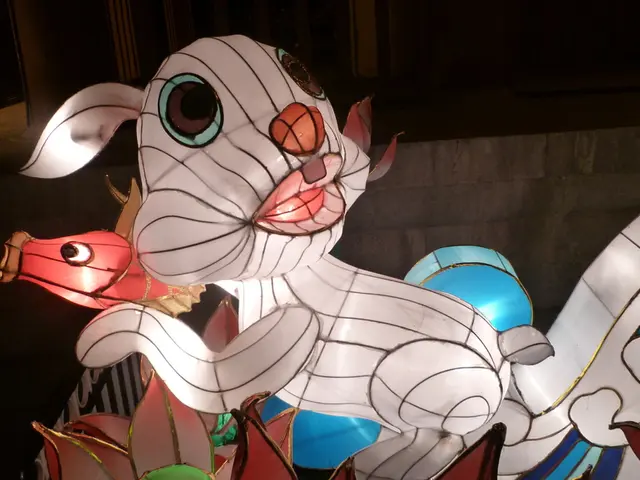 Adorably eerie curve enchants with its charm!