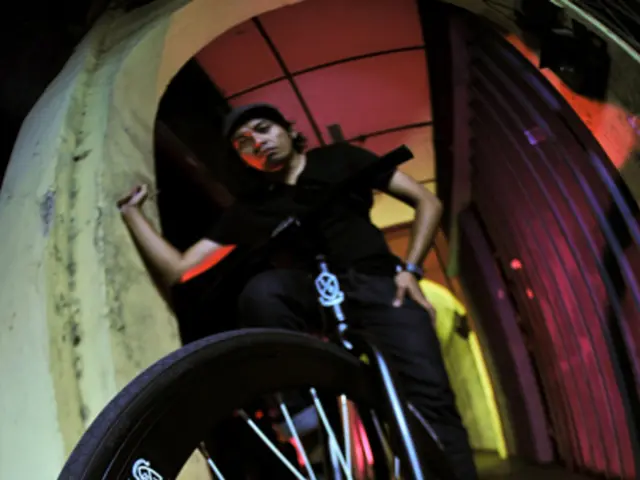 Cyclist encounters Pedelec in Munich, switches to middle lane, and crashes into a car.