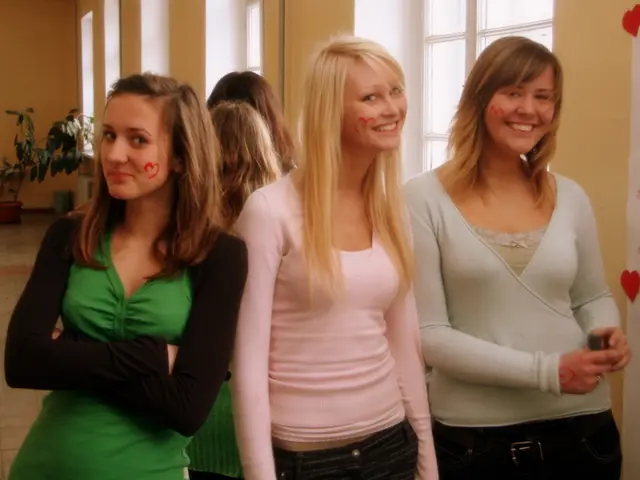 Gloria Gaynor resides in a dwelling reminiscent of the Golden Girls' residence.