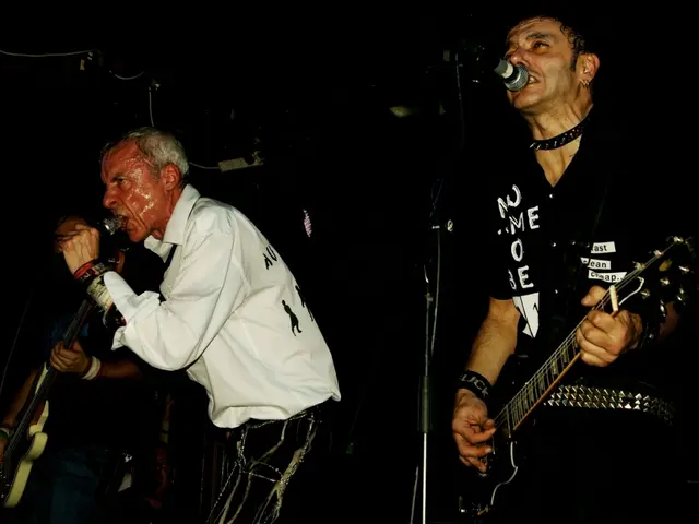 Eva Amaral was not labeled as an "ungrateful whore" by Bunbury, and he did not remove her opening...