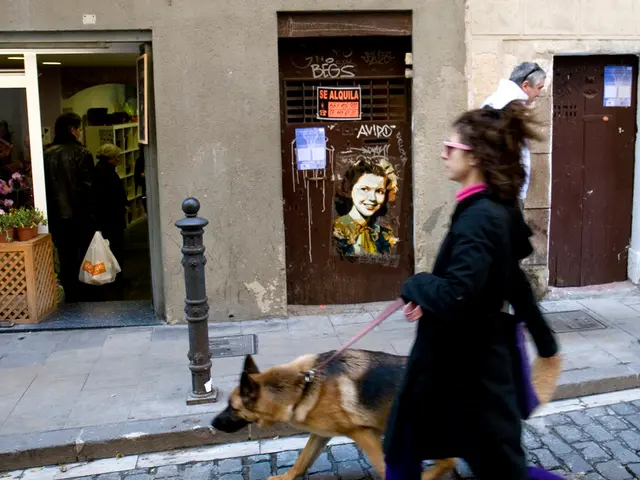 Gloria Gaynor resides in an apartment reminiscent of the Golden Girls' dwelling.