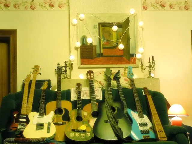 Rachel Chinouriri debuts her latest track entitled "What A Life"