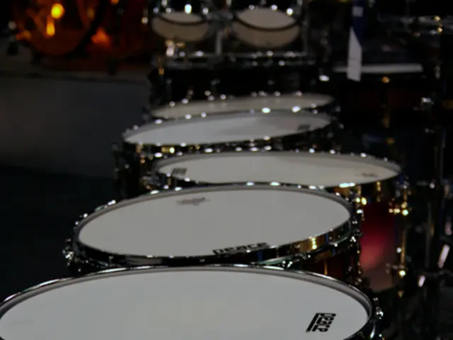 Colombia pledges to combat drug trafficking "whether with or divorced from" US intervention