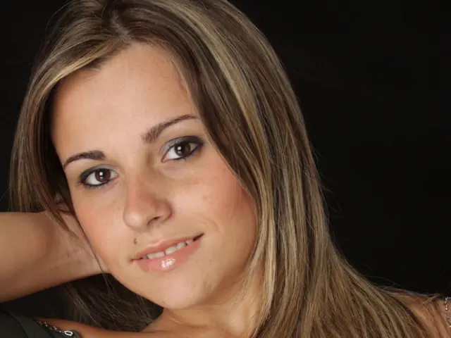 Emergence of the Fashion Critic Using Virtual Backdrops