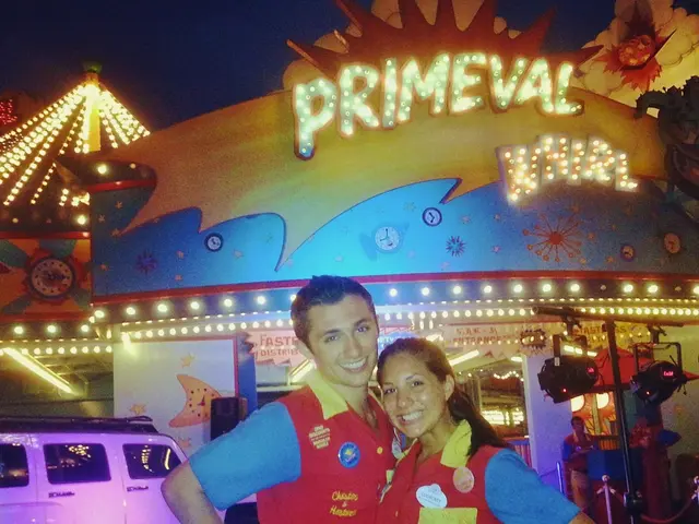 Comedian Louie Louie brings laughter to Estepona, Spain, showcasing his humor to British audiences.