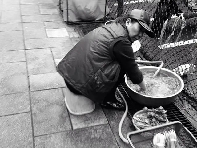 Crowd-pleasing video: Woman halts traffic on the street after receiving four golgappas instead of...