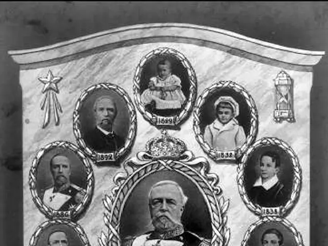 The image shows a black and white photo of a group of people in a frame, with the text "Till Minne...