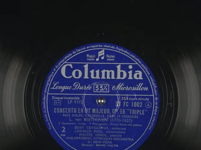 The image shows a black vinyl record with a blue label on it. The label reads "Concerto en un...