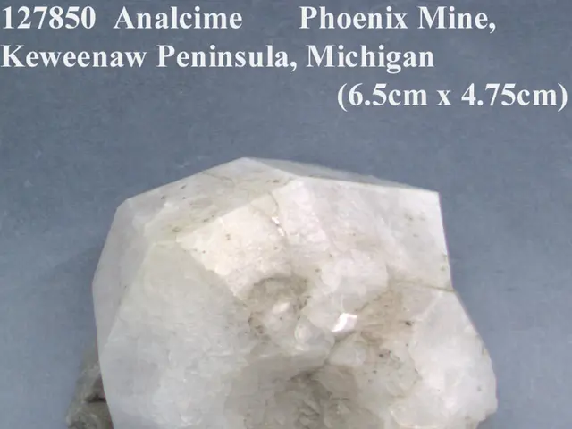 The image shows a rock on a surface with the text "127850 Analcime Phoenix Mine, Keweenaw...
