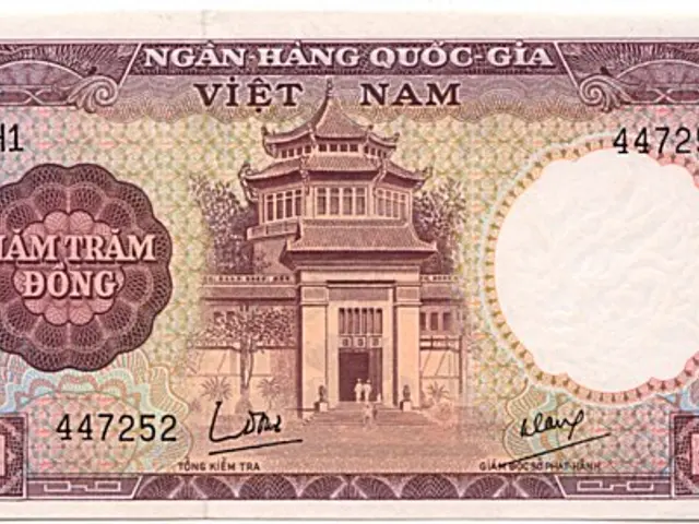 The image shows a 500 Dong banknote from Vietnam with a picture of a building on it.