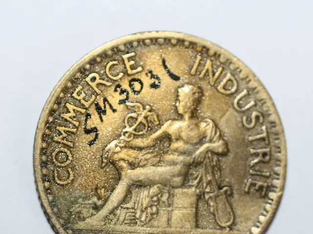 The image shows a gold coin with the words "Commerce Industrie" on it against a white background.