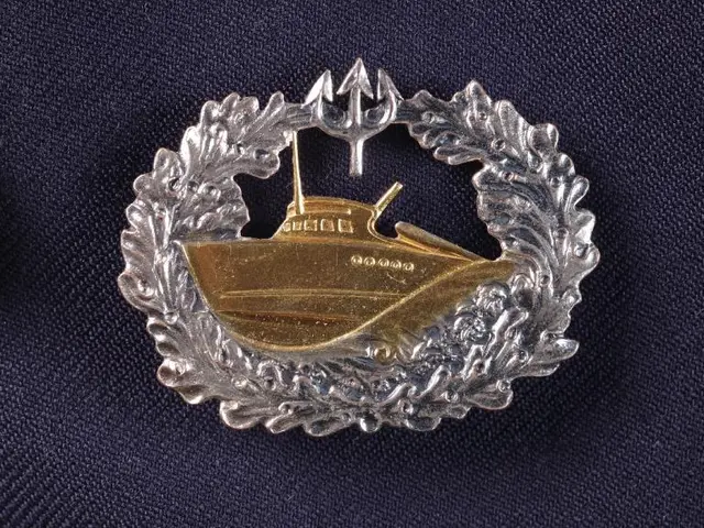 The image shows a gold and silver badge with a boat on it, which is the badge of the German Navy....