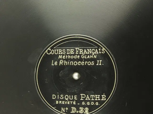 The image shows a black vinyl record with a label on it that reads "Cours de Français - Le...