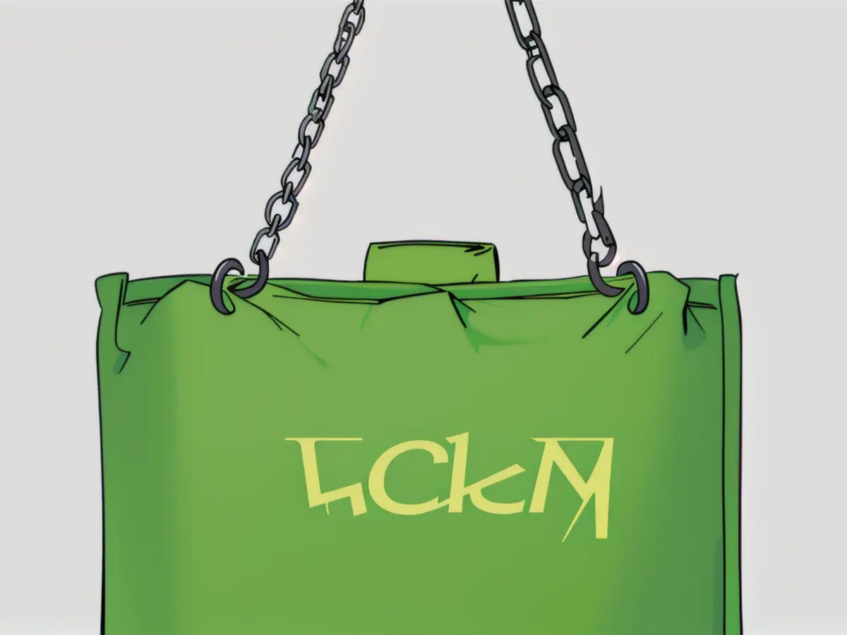 A compact, green sack equipped with a chain strap for carrying. A compact, green sack adorned with a chain strap for convenient carrying.