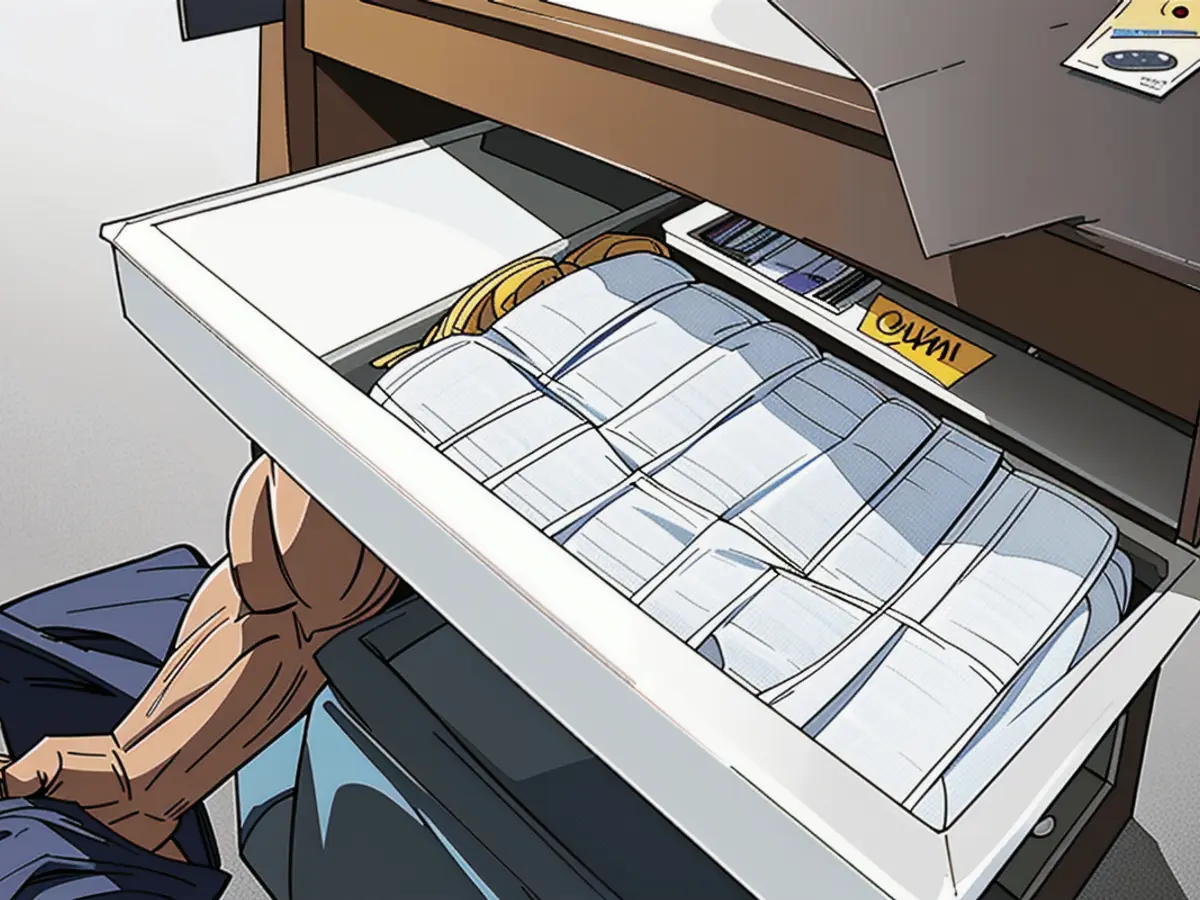 Liner for organizing desk drawers through a lattice structure Desk drawer liner made of lattice material