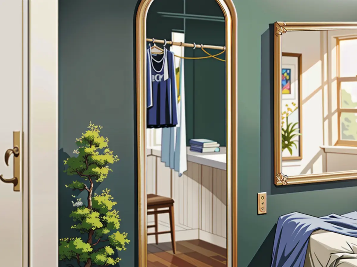 A rounded-corner, arched mirror suspended in a given space Mirror with rounded corners, arch-shaped, suspended in a given space