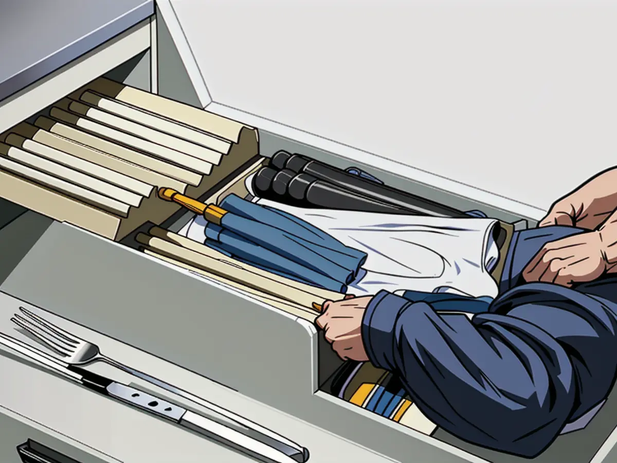 Disorderly cutlery: Storage solution for sharp utensils Reorganized cutlery drawer now includes sharp blades.