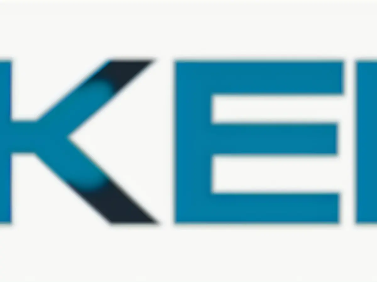 In the Small Blind, Danas Gerdziun elevated the stakes to 500,000, following Jorge Palomino's initial bid of 200,000 from the button, exhibiting no hesitation.