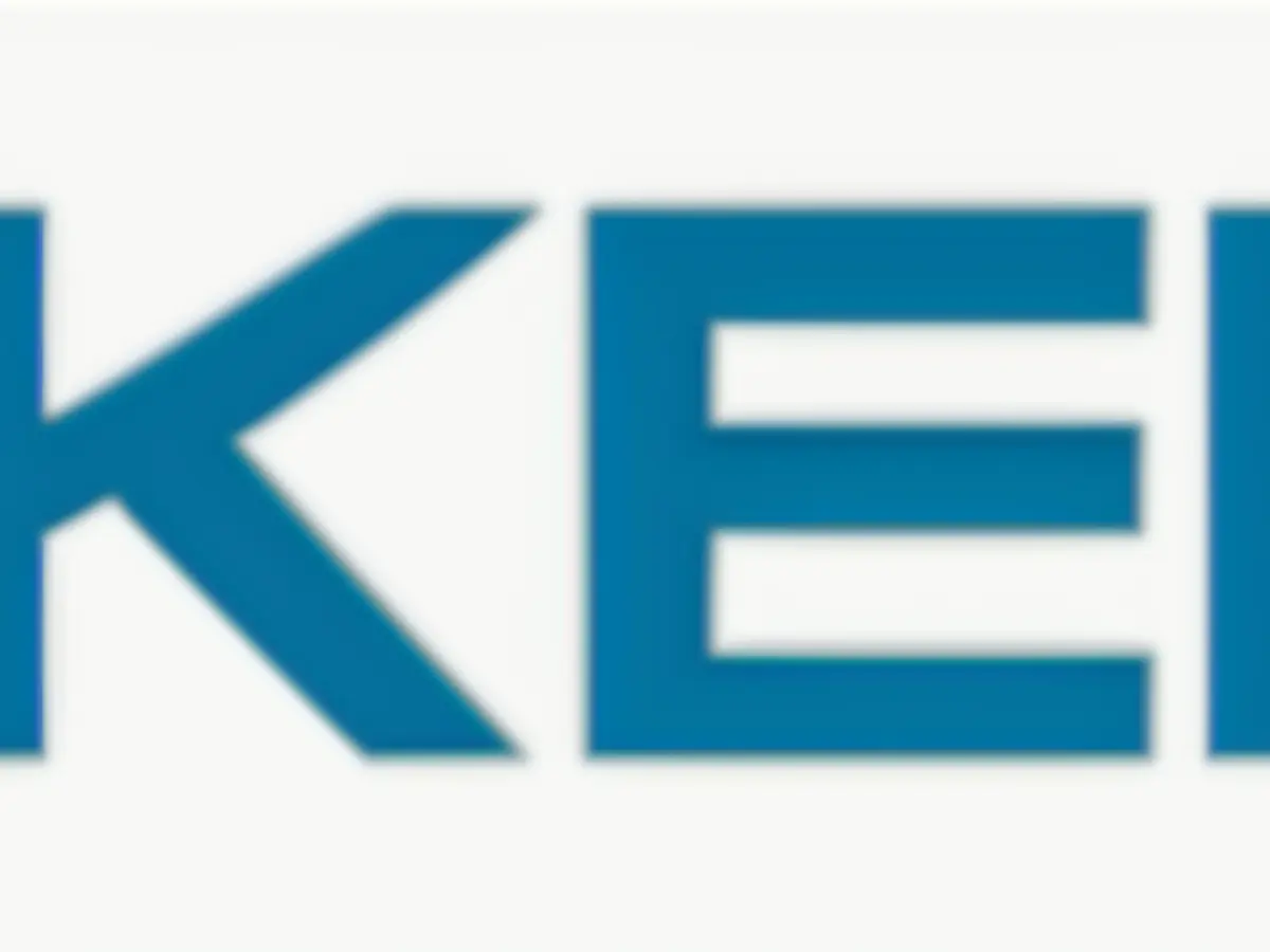 Cowen raised to 100,000 from his middle position, prompting Chaduvul to keep his big blind. The flop revealed . Chaduvul chose not to act immediately.