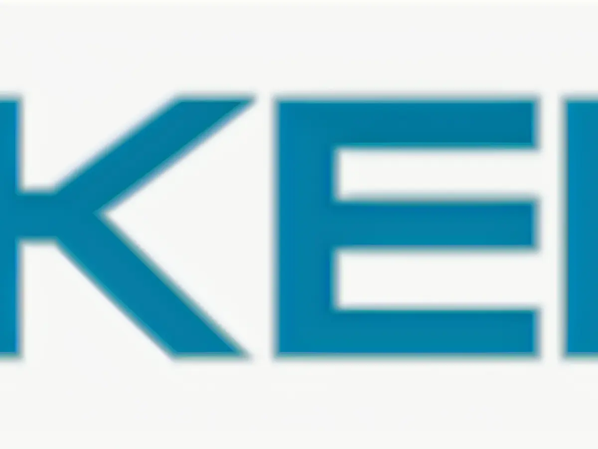 Jaime Staples, Poker pro from PartyPoker's team, might have faced chip loss, but he's currently engrossed in the ice hockey match between Washington, enjoying it on an iPad.