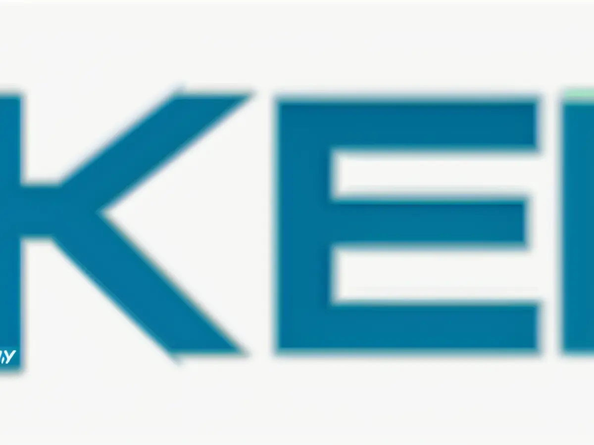 During a 30-minute intermission, we diligently cleaned the premises, seeking to pinpoint the 10 heftiest piles of chips among the 152 players still present.