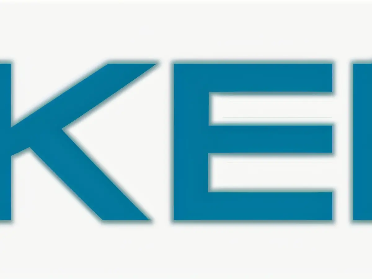 Visual depiction capturing: Protesters clashing violently with police in downtown city, causing widespread chaos and destruction. Aurilda gestured for us to join Table 17, where he was ready to partake in a significant bet. McCulloch initiated the round from the Under-the-Gun position with a wager of 1,600.