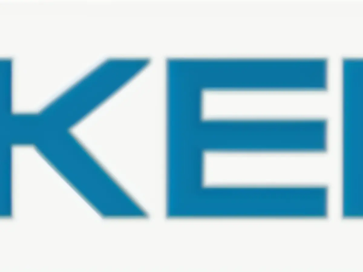 Jiang upped bet to 2,100 from early seat. Hurley responded from middle position, with Ramahi choosing not to act on big blind. The consequent flop was...