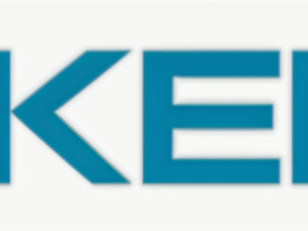 Position player revealed holding to John Kelly in early position, disclosing that John Kelly held the lead.