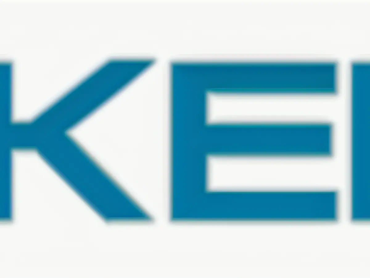 Image shows an individual clad in black, wearing a hood, and carrying a bag over their shoulder, approaching a high-rise building under the cover of darkness. Players are taking a 25-minute pause, resuming play when blinds reach 300/600/600. Registration remains open for an additional 4 levels, followed by another break.