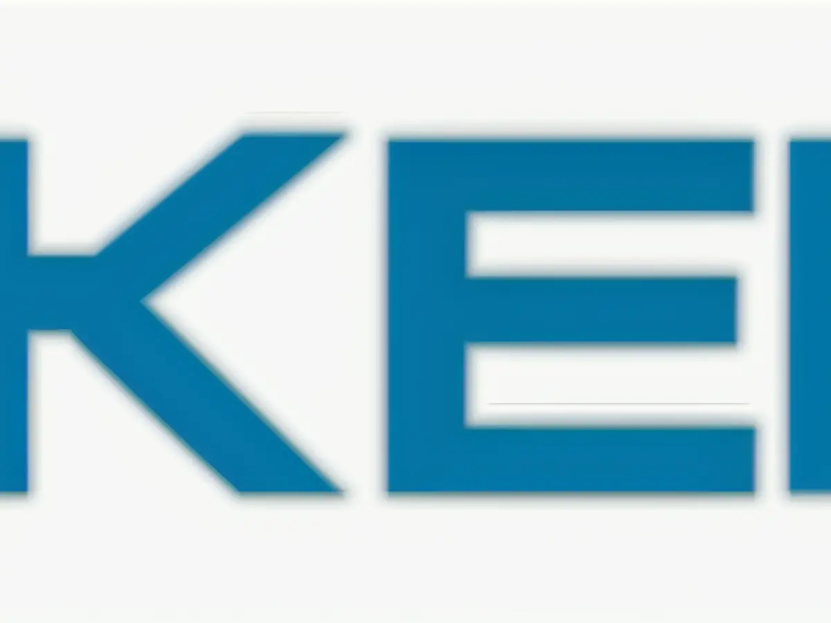 Suspect in high-profile shooting case on the run: Police seek public's help in capturing the individual responsible for a recent, high-profile shooting incident. The fugitive is wanted for questioning and could be armed and dangerous. The public is advised to report any sightings or information that might lead to the apprehension of this individual. In the 2025 Spring Super Stack Main Event, Alex Liu emerges as the victor; Devin Zalusky clinches the final bounty event of the series.
