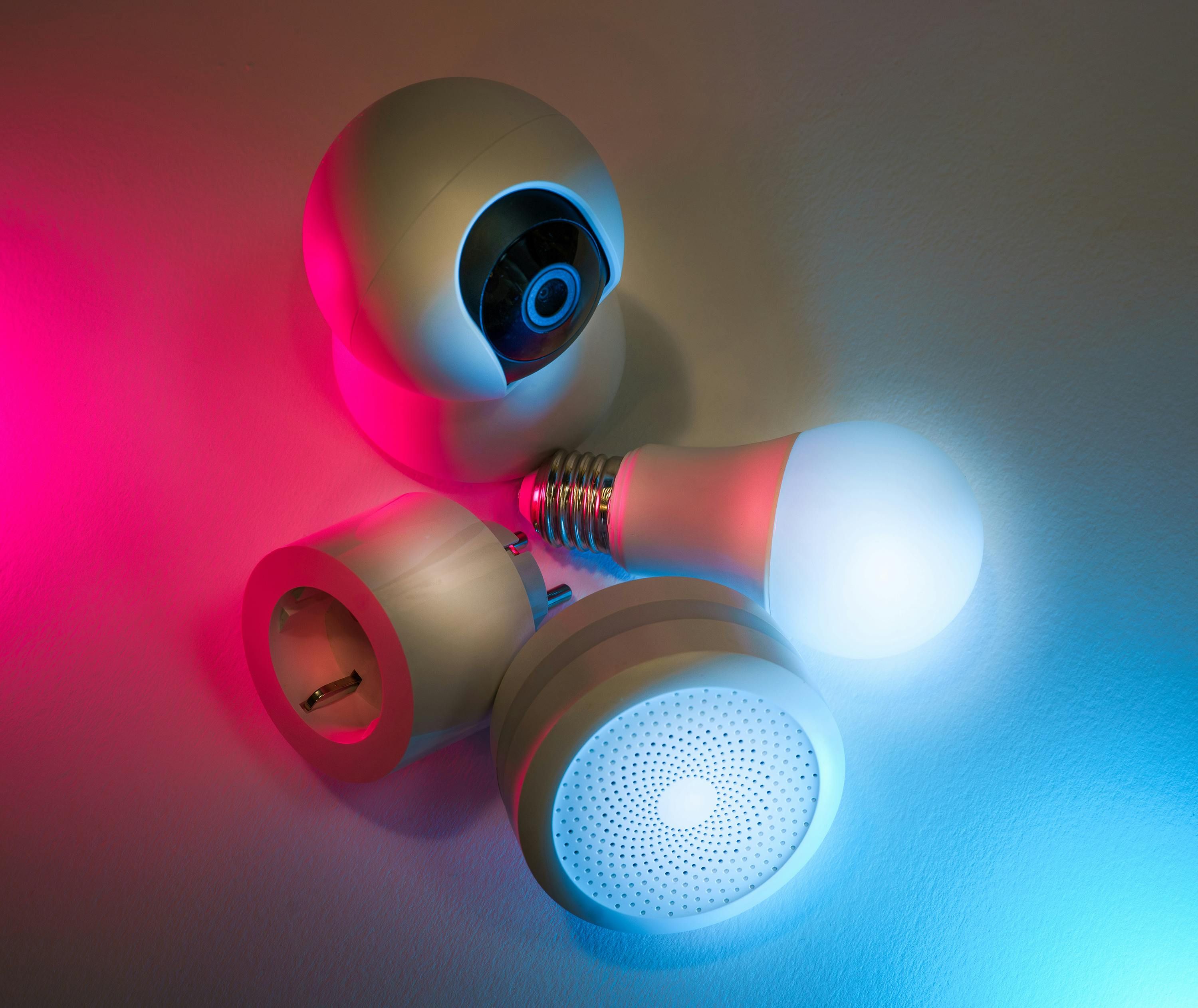 Wall-mounted smart home device boasting a circular control knob and a blue LED line for visual feedback. Wall-mounted smart home device boasting a circular control knob and illuminated by a continuous line of blue LEDs.