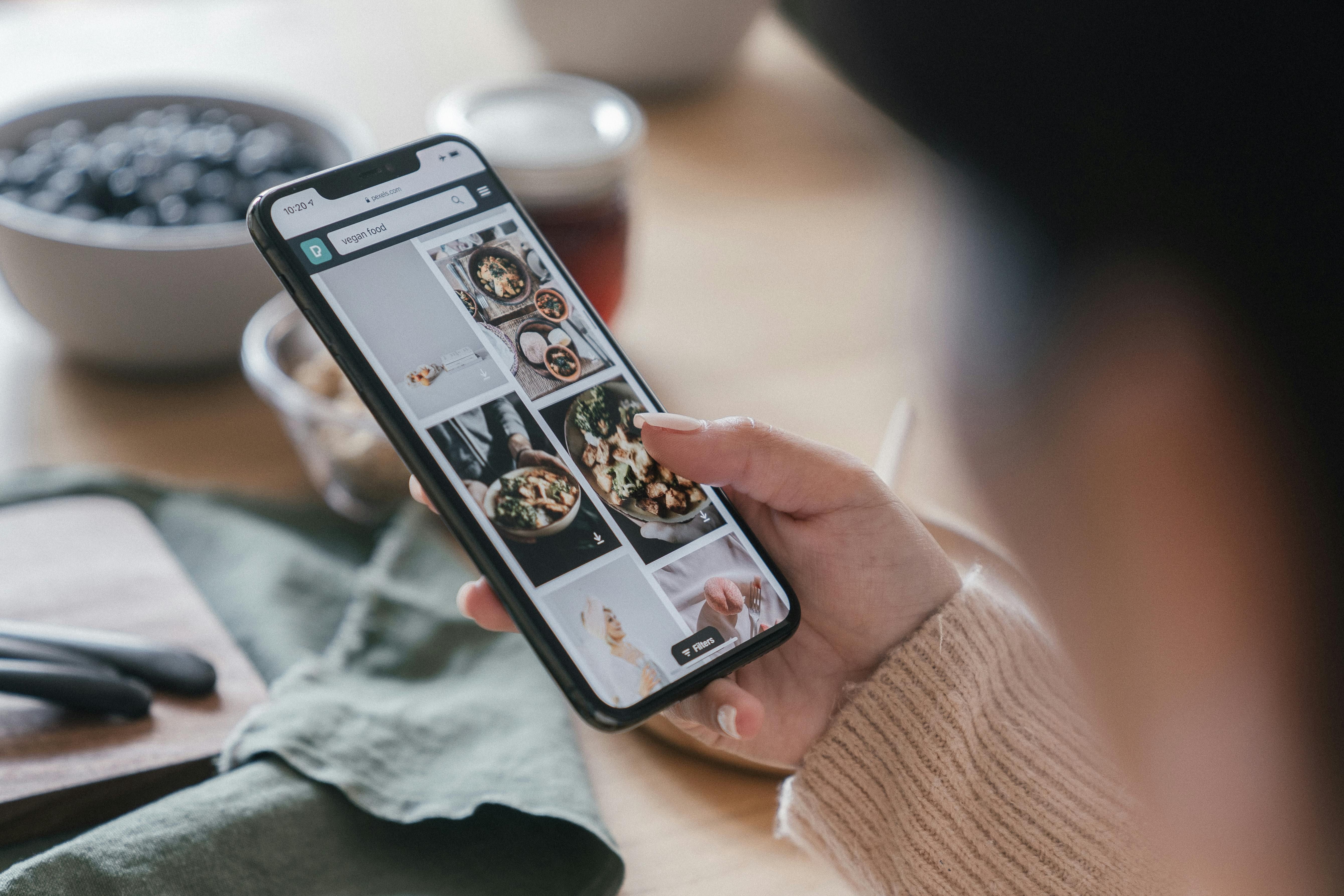 Chef iQ device and associated smartphone, both displaying cooking instructions, recommendations, and additional culinary knowledge. Cooking assistant IQ, synced with a mobile device, loaded with culinary guides, ideas, and additional resources.