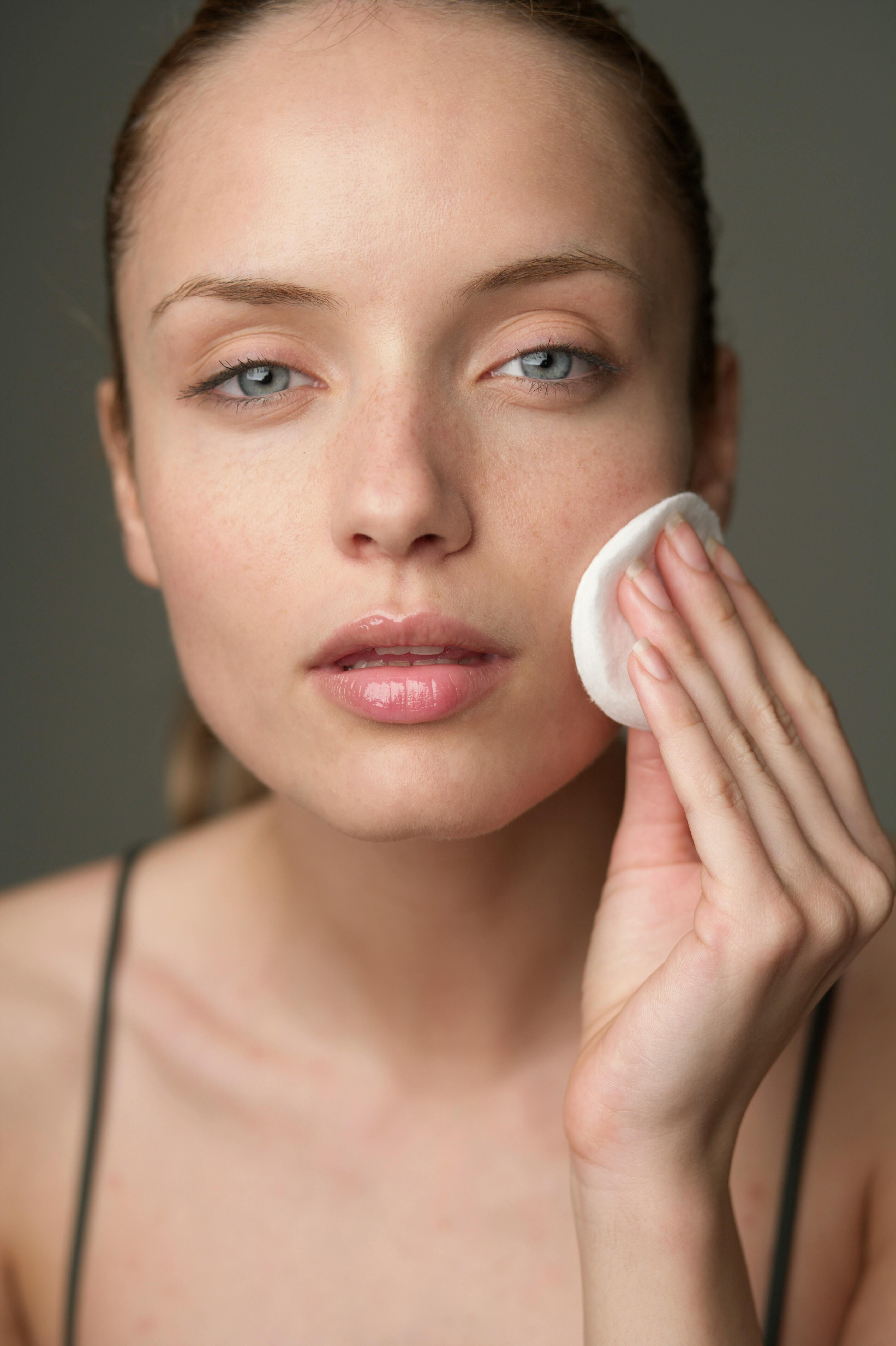 Cleansing solution for faces Cleansing Solution for the Face