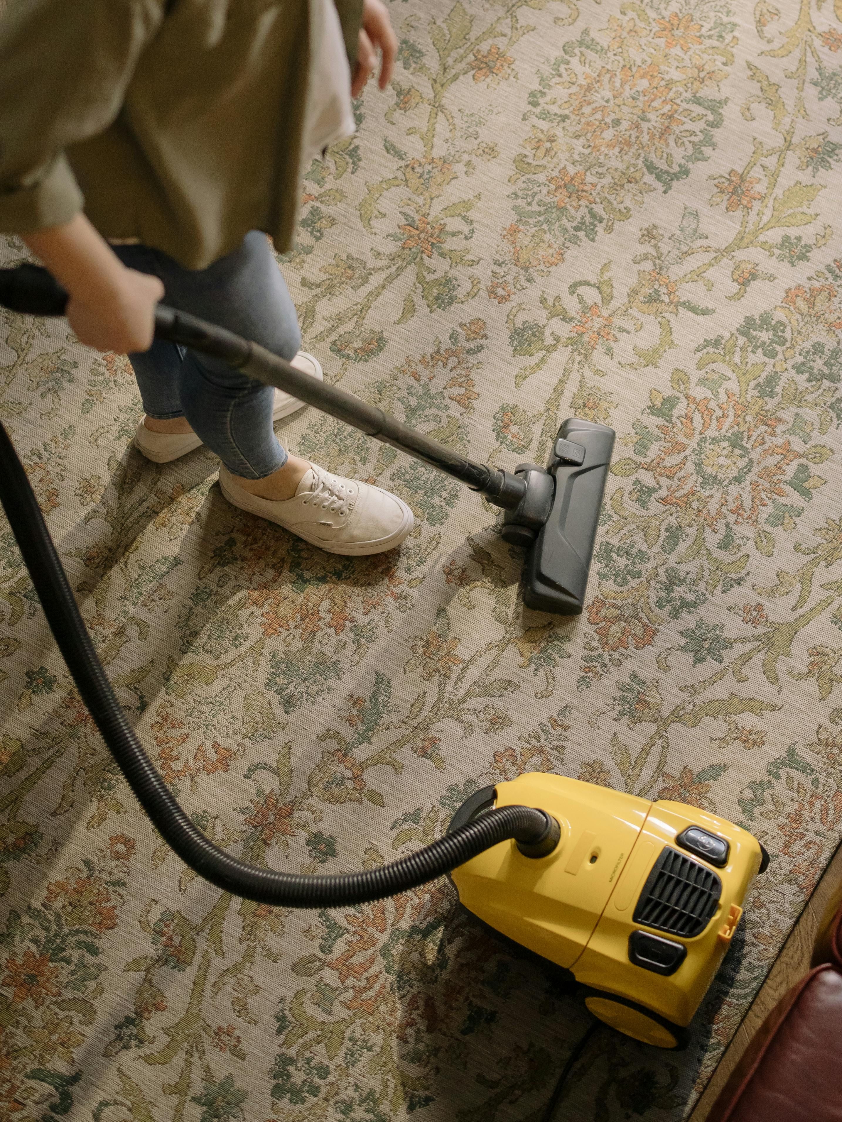 Vacuum cleaner efficiently collecting crumbs from a carpet