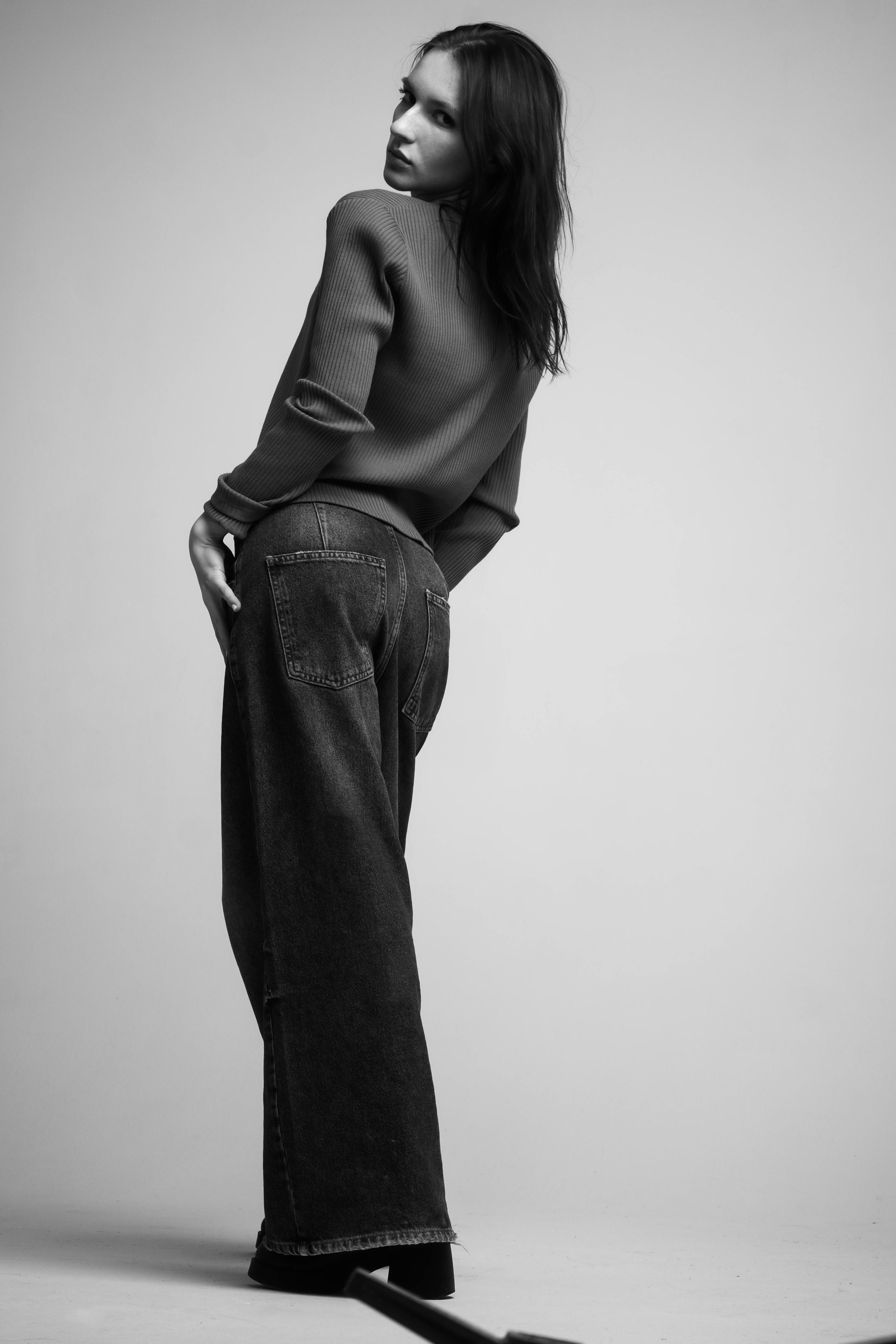 Reviewer sporting identical sweater, raw-hem jeans, and kitten-heel pumps in latest appearance. Reviewer sported identical sweater alongside frayed hem jeans and kitten-like sandals.