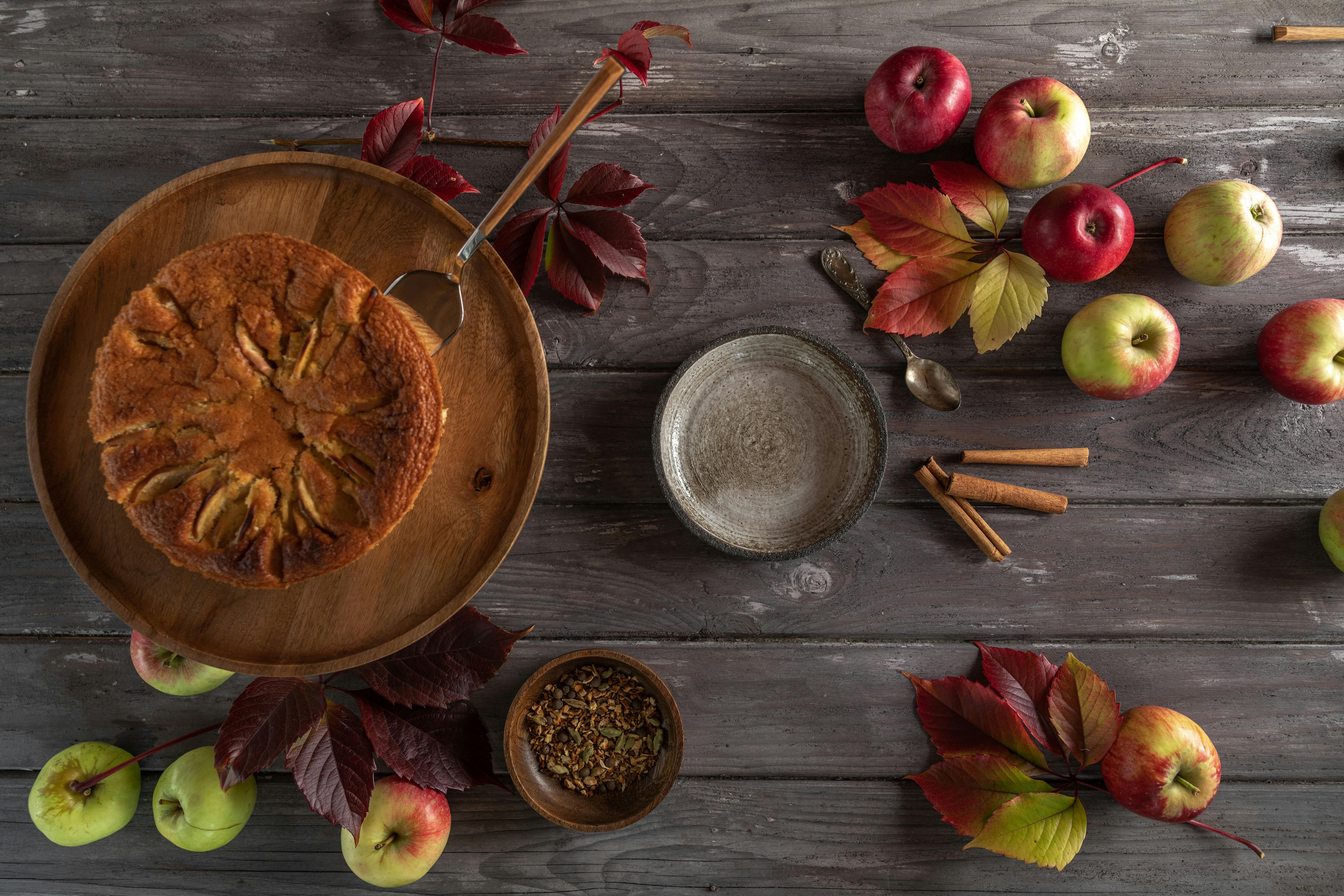 Apple-Infused Cinnamon Bark Three-Wick Scented Candle Apple-Infused Cinnamon Bark Three-Wick Scented Candle
